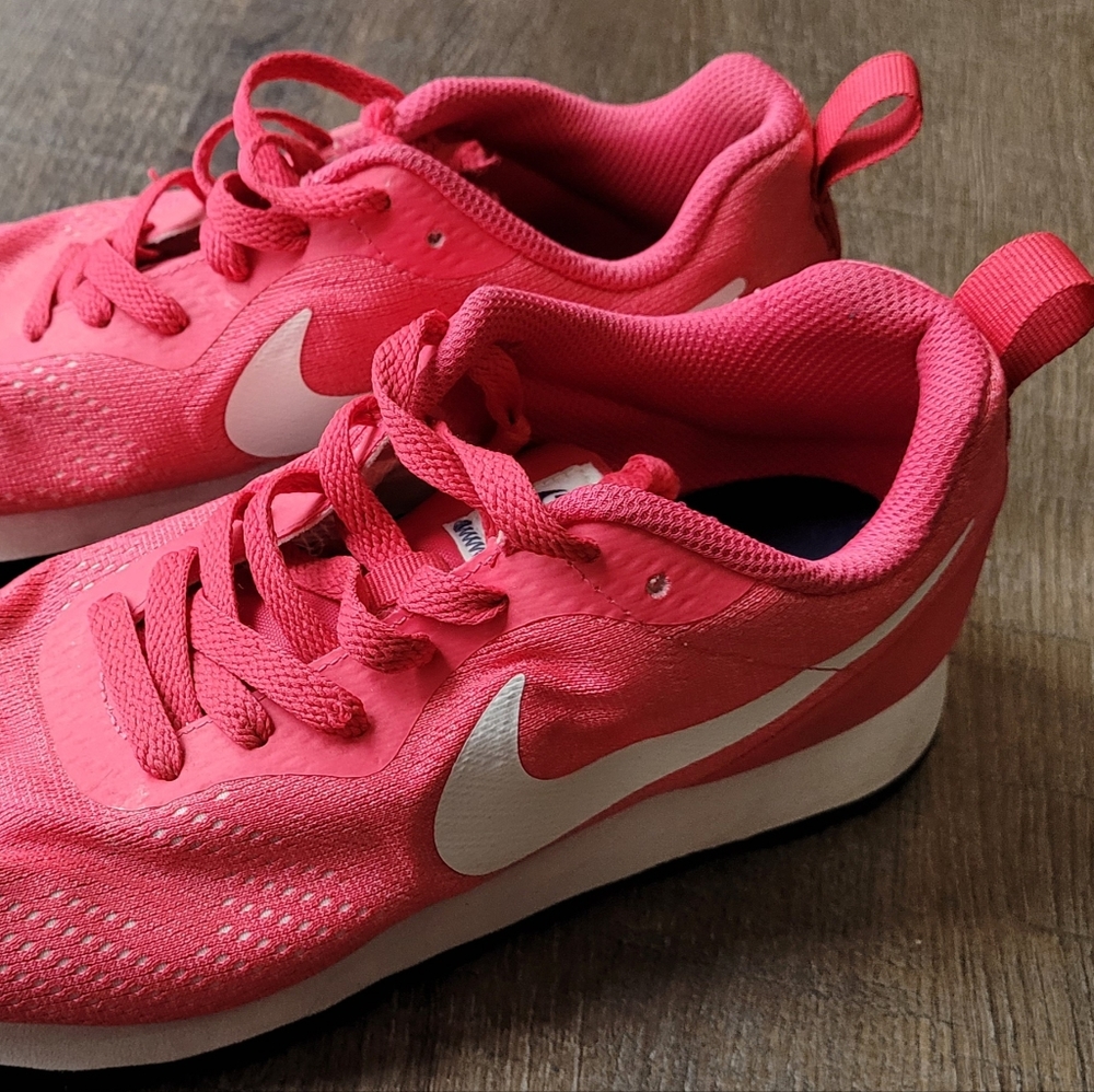 Womens 8 Nike MD Runner 2 shoes